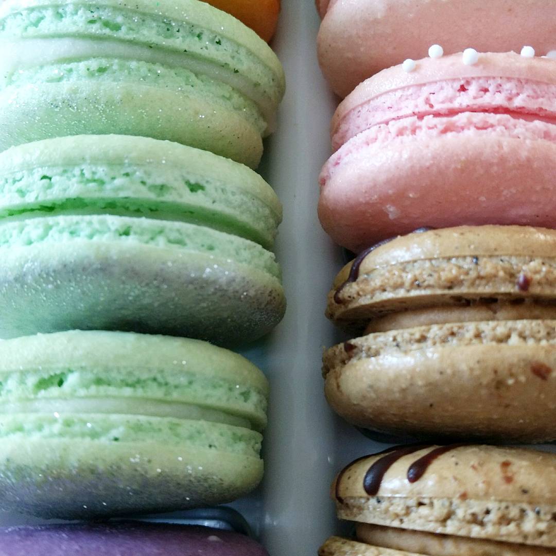 Pictured here is one of my fav macarons: Tiramisu…organic Espresso, Belgium Chocolate and Marscapone filling along with Margarita and Strawberry 😍 All of our Macarons are hand made by our talented bakers and chefs so they are not only great tasting but support our local economy 👍 @bellekitchenokc @bellekitchendd #macaron #macarons #tiramisu #lemon #margarita #okc #real #handmade #eeeeeats #f52grams #visitokc #bonappetit #buzzfeed #travelchannel #keepitlocalok #huffpostgram #huffposttaste #zagat #bellekitchen #oklahomawedding #saveur #insta #pic #pretty #instagood #yum #yummy #nomnom #nom #okcweddings #insta #instagood