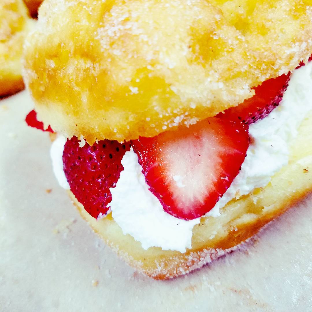 Strawberries & Cream!!! @bellekitchenokc #doughnut #doughnuts #donut #donuts #okc #fresh #strawberries #real #handmade #eeeeeats #f52grams #instagram #warm #bonappetit #buzzfeed #travelchannel #keepitlocalok #huffpostgram #huffposttaste #zagat #bellekitchen #keepitlocalok #saveur #food #foodie #insta #pic #pretty #instagood #beautiful