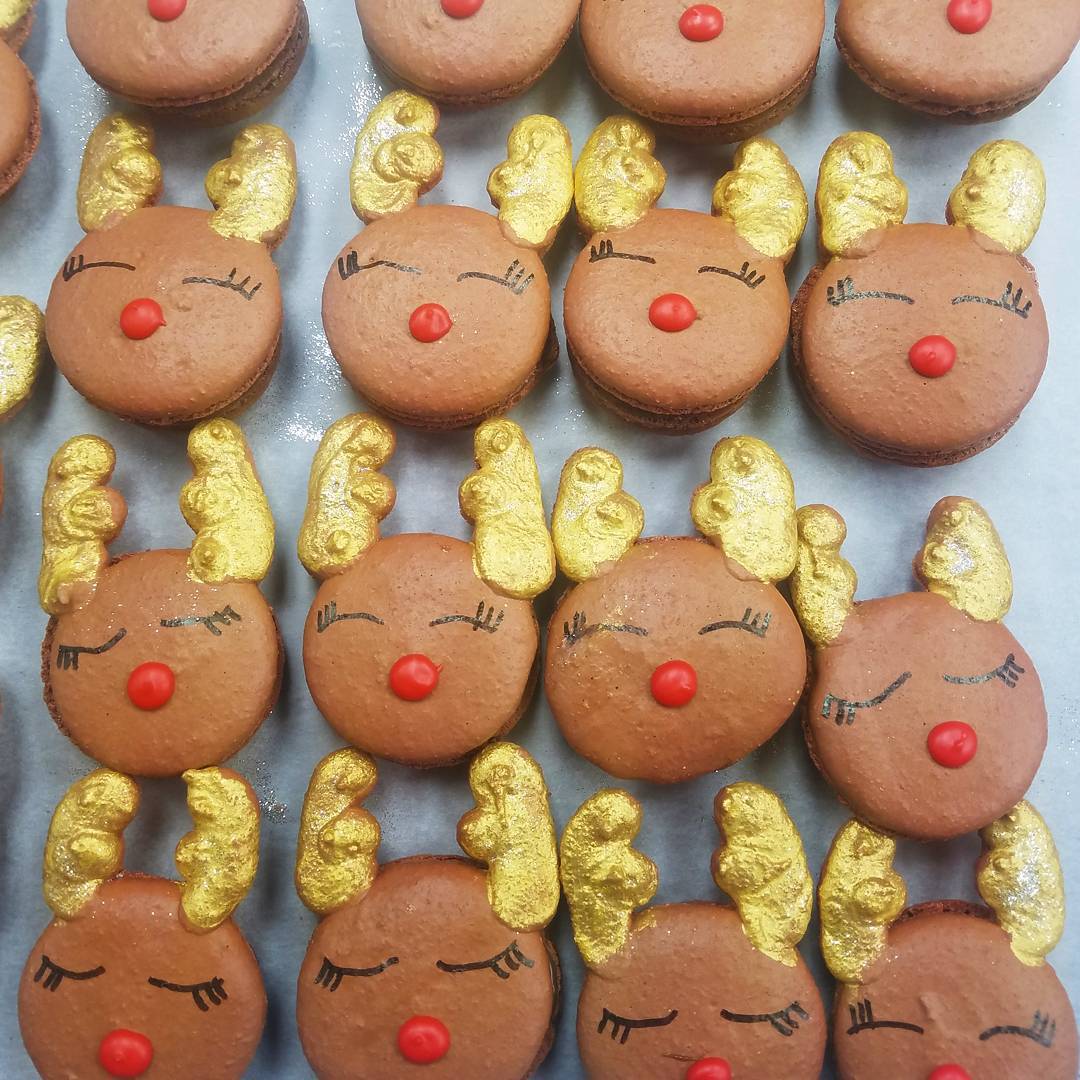 More Reindeer Games!!! These Beauties are back!!! Limited. Orders at 405 430 5484 🦌
@bellekitchenokc #macarons #macaron #chocolate #reindeer #reindeergames #alive #gold #handmade #eeeeeats #f52grams #instafood #instadessert #foodpics #zagat #instafood #instagood #keepitlocalok #glitter #foodporn #foodie #food #foodpics #beautiful #bellekitchen