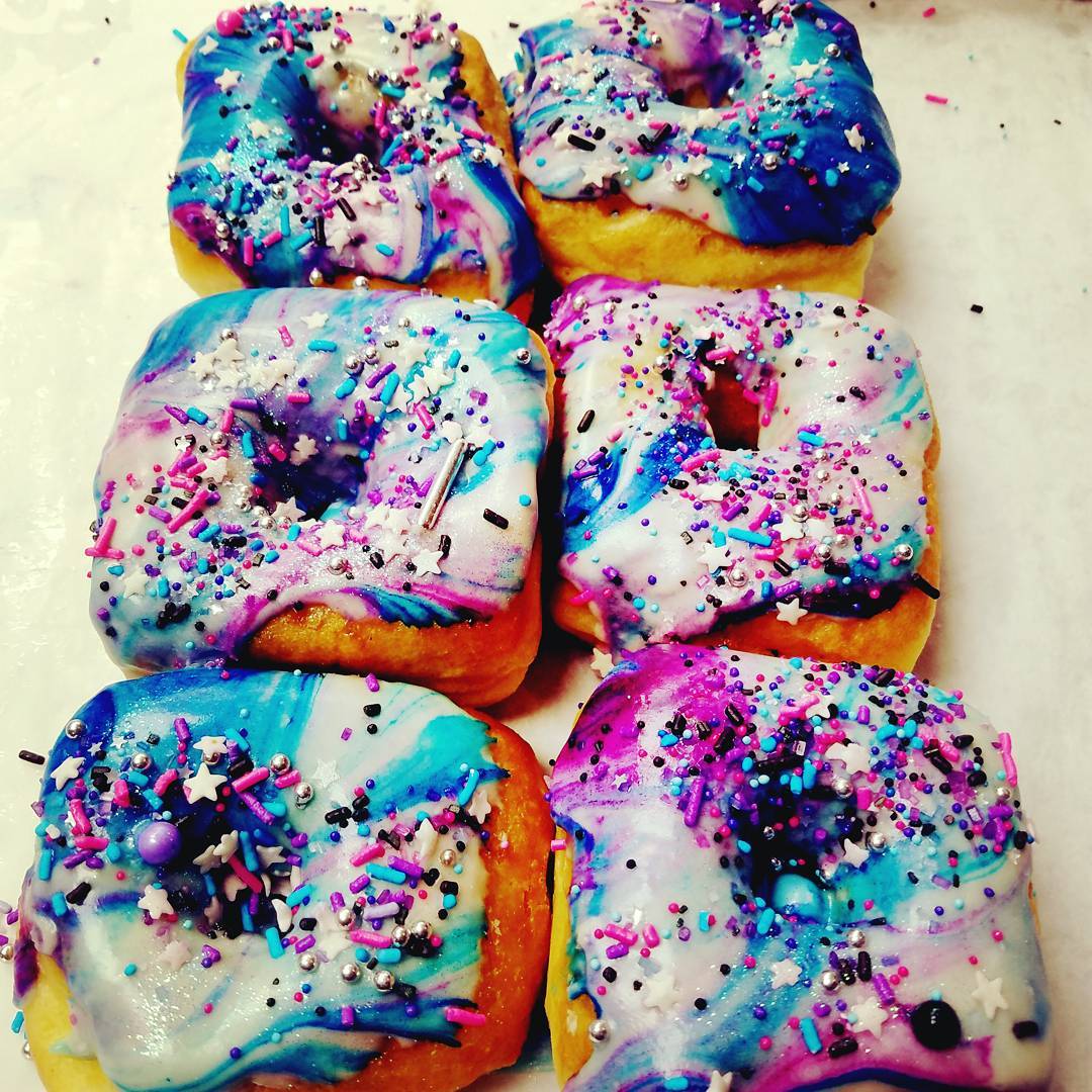 GIVEAWAY! Like and Tag the Bestie you would rocket away with for 6 of these fab Galaxy Doughnuts!!!
🌠Bestie follows us extra entry!
🌠Ends at noon…pick up by 5pm!

@bellekitchenokc @bellekitchendd #doughnut #doughnuts #donut #donuts #okc #fresh #real #handmade #Galaxy #sprinkles #foodporn #glitter #free #keepitlocalok #stars #pow #dessert #pastry #lovely #delicious #foodie #beautiful #bellekitchen