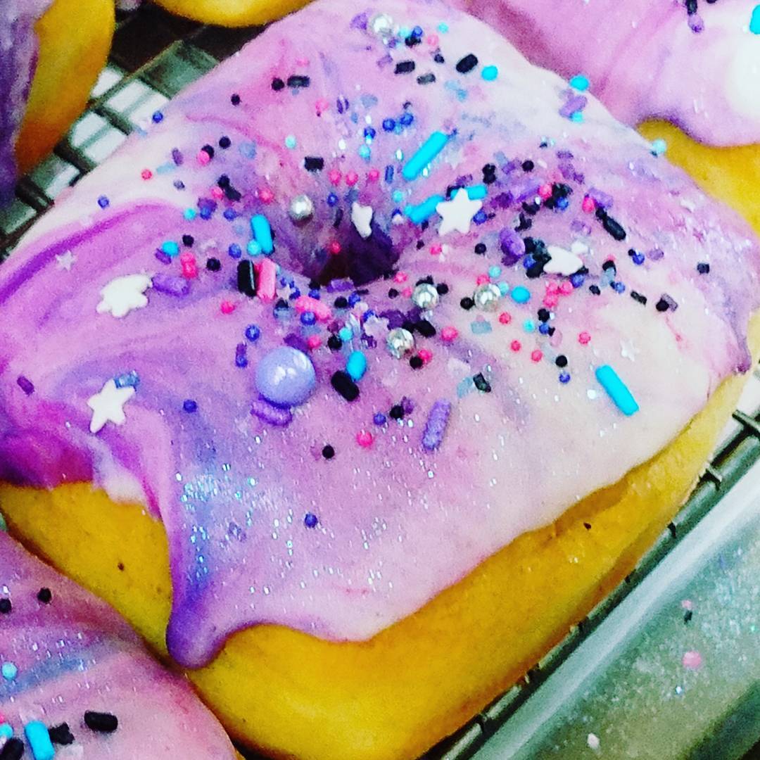 Galaxy Doughnut…Out of this World!
#doughnut #doughnuts #donut #donuts #okc #fresh #real #handmade #Galaxy #sprinkles #glitter #donutscookiesandcream #dessert #food #pink #deadliftsanddonuts #instagood #foodie #foodpics #foodporn #beautiful #bellekitchen #visitokc