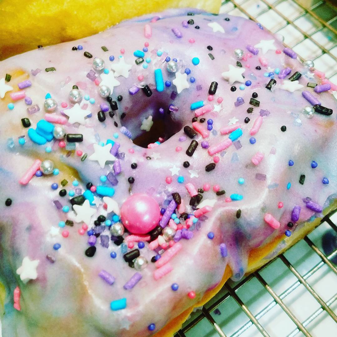 Galaxy…as close as Belle Kitchen!
🌒
@bellekitchenokc #doughnut #doughnuts #donut #donuts #okc #fresh #real #handmade #eeeeeats #f52grams #instafood #instagood #visitokc #keepitlocalok #yummy #okcmoms #cookingchannel #sprinkles #glitter #galaxy #upupandaway #beautiful #bellekitchen