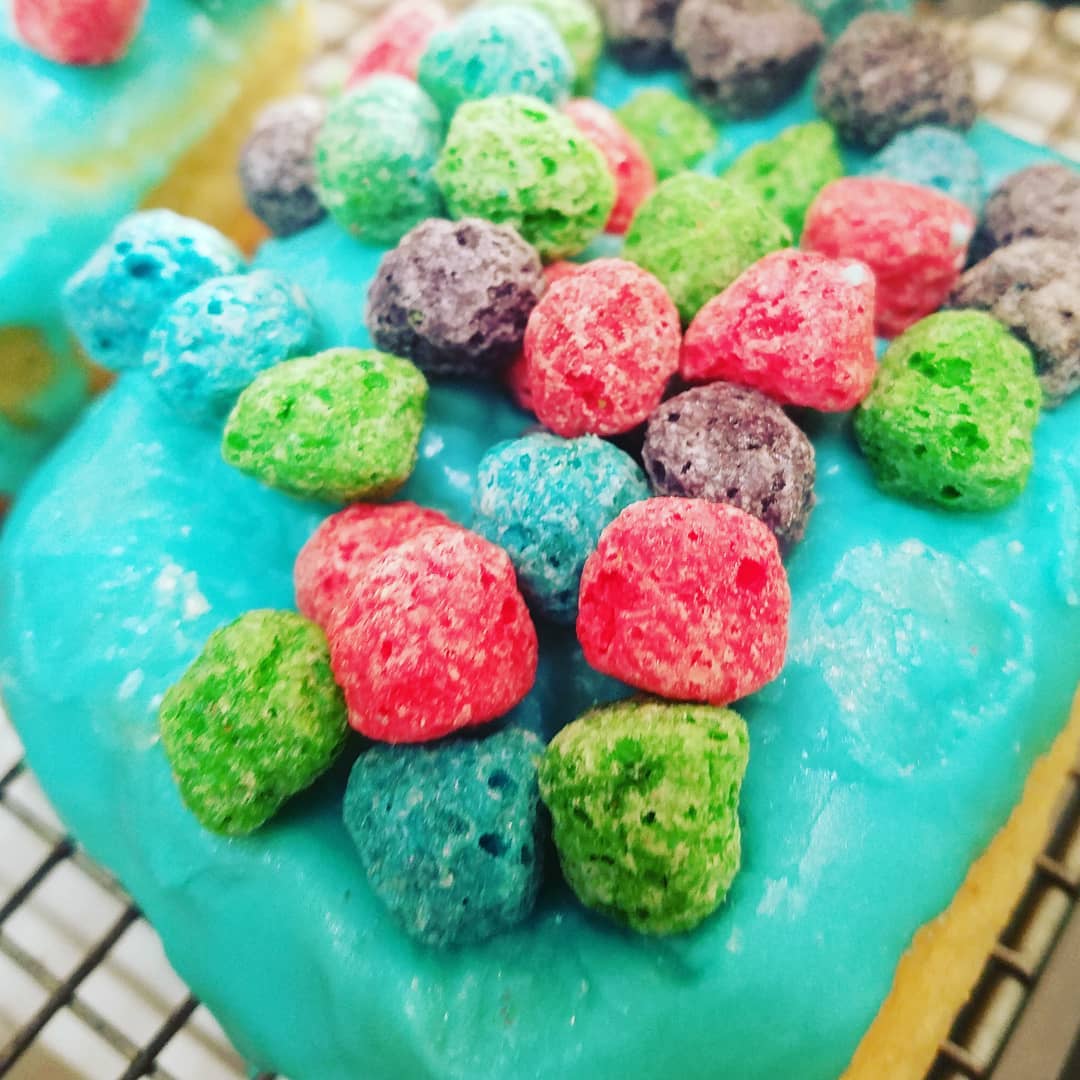 Cereal Milk Doughnut. Bright.
🤹‍♀️
@bellekitchenokc @bellekitchendd #doughnut #doughnuts #donut #donuts #okc #fresh #real #handmade #eeeeeats #f52grams #instafood #instagood #travelok #cereal #cerealmilk #blue #food #foodie #foodporn #foodpics #instadessert #beautiful #bellekitchen