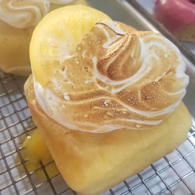 Sunshine Lemon Meringue!
@bellekitchenokc #doughnut #doughnuts #donut #donuts #okc #fresh #real #handmade #lemon #meringue #keepitlocalok #food #foodie #instagood #instafood #beautiful #bellekitchen #nom #f52grams