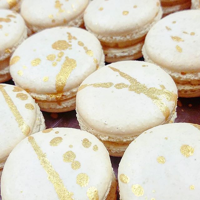 Vanilla Glitz Macaron.
🌼
This beautiful macaron is one of our most popular…the vanilla is no plain Jane flavor…its rich.
🌼
Each macaron is finished with a gorgeous 24K gold splash. So pretty.
🌼
@bellekitchenokc #macaron #macarons #vanilla #food #foodie #foodporn #instafood #yum #instagood #love #glitter #mio #visitokc #nom #travelok #yummy #gold #keepitlocalokc #zagat  #beautiful #bellekitchen